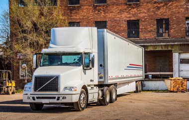 Sevkiyat yükü için fabrika tırı rıhtımı üretiliyor