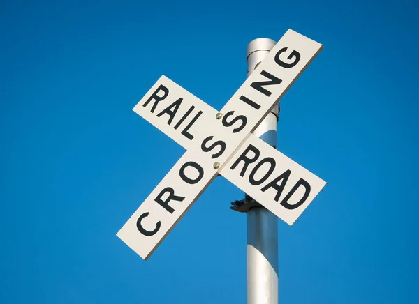农村公路上的铁路交叉标志 — 图库照片