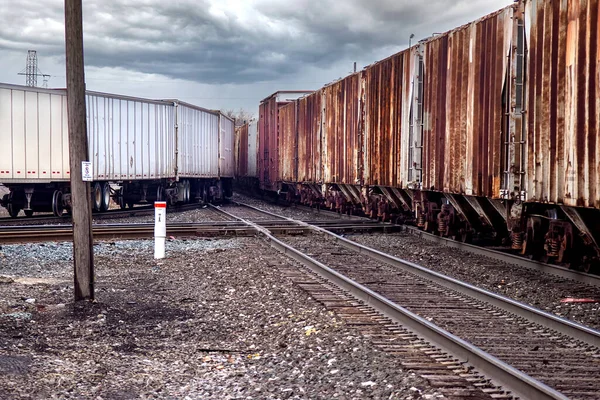 Trains Merging Busy Tracks Out Detroit Railyards — Stockfoto