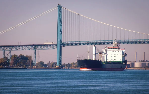 Корабль Сырья Реке Детройт Международным Мостом — стоковое фото