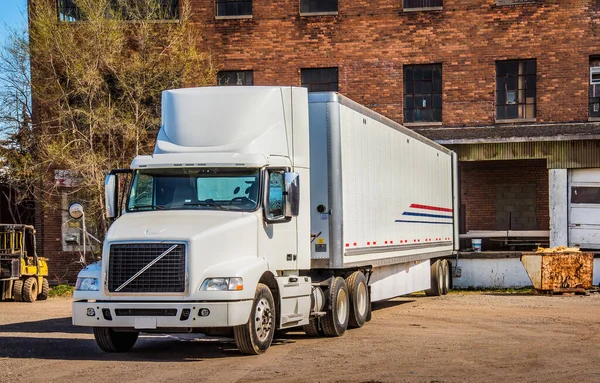 Sevkiyat yükü için fabrika tırı rıhtımı üretiliyor