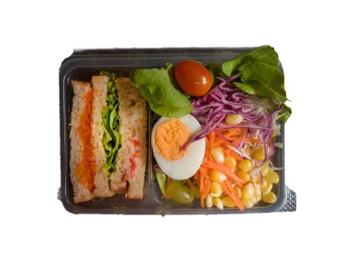 Sandviçli beyaz arkaplan sebze salatası