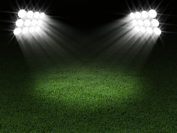 Groene voetbalveld verlicht door schijnwerpers — Zdjęcie stockowe