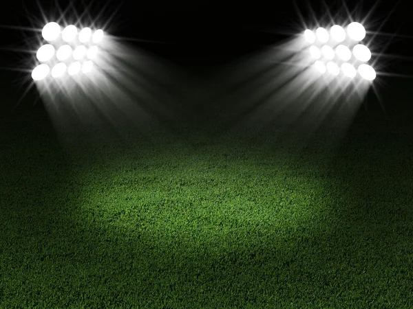 Terrain de football vert illuminé par les projecteurs — Photo