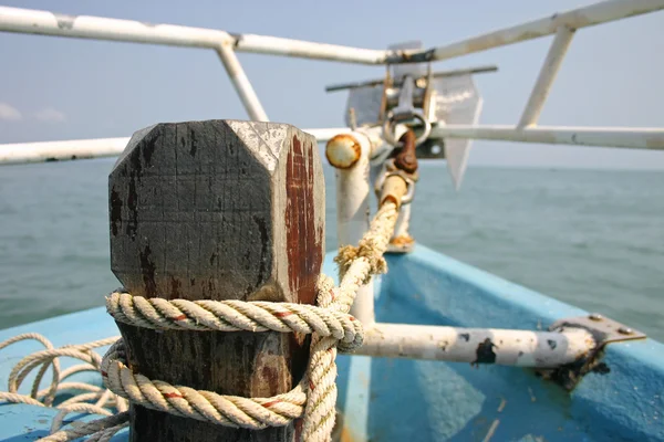 透明な海でセーリング木製ボート — ストック写真