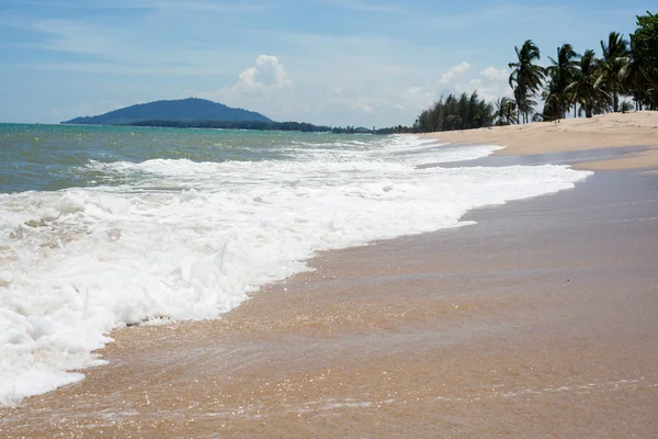 Wave on the sand and blue sea — Stock Photo, Image