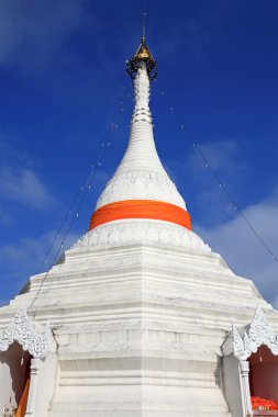 Mavi gökyüzü ile beyaz pagoda