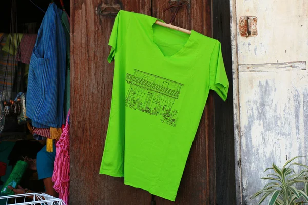 Zelené tričko v obchodě dřevěný dům, Thajsko — Stock fotografie