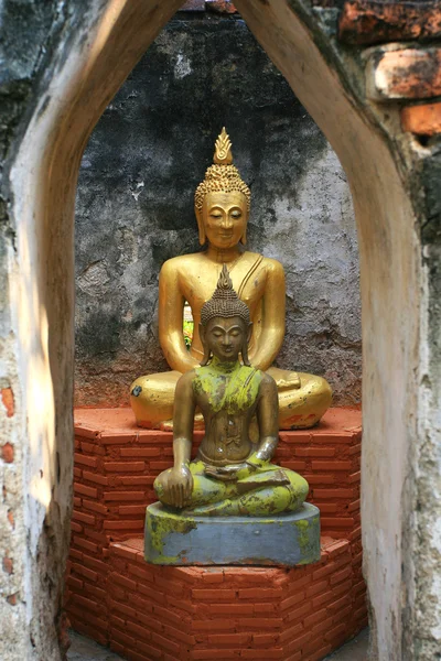 Guld buddha staty i thailand — Stockfoto