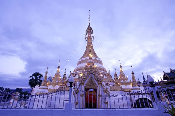 Biała pagoda z błękitnego nieba — Zdjęcie stockowe