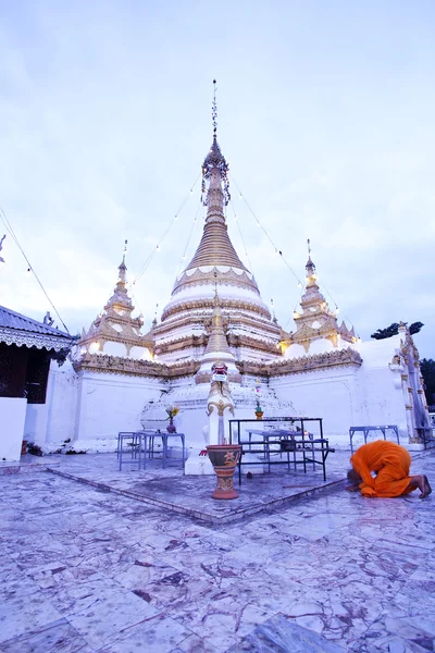 Vita pagoda med munk — Stockfoto