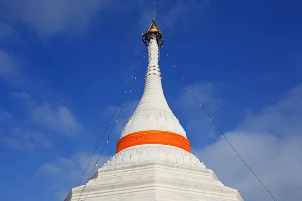 Біла пагода з блакитним небом — стокове фото