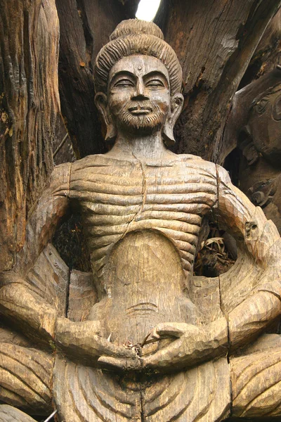 Estátua de buda de madeira — Fotografia de Stock