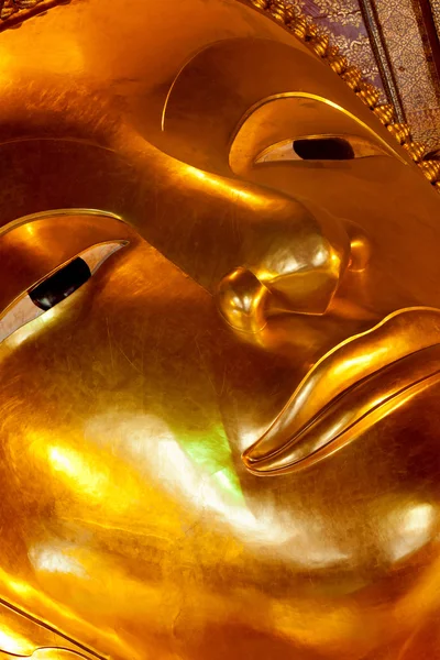 Reclining buddha guld statyn ansikte. Wat pho, bangkok — Stockfoto