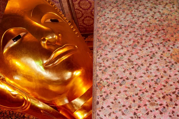 Reclinando o rosto da estátua de ouro de Buda. Wat Pho, Bancoc — Fotografia de Stock