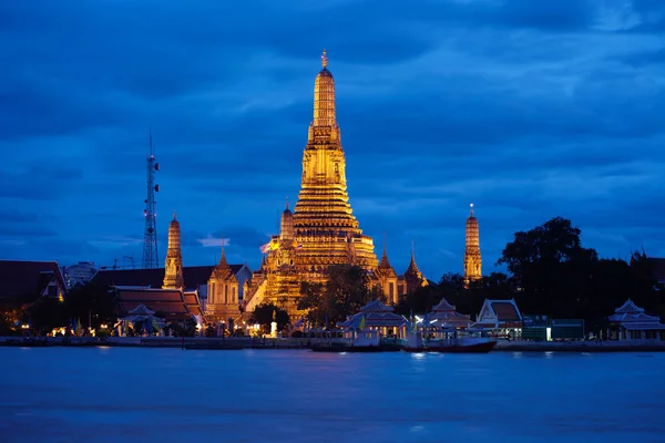 Dämmerung Blick auf wat arun während des Sonnenuntergangs in Bangkok — Stockfoto