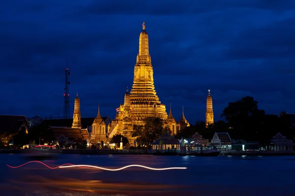 Вид Ват-Аруна на закате в Бангкоке — стоковое фото