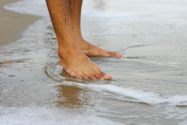 ayakları üzerinde bir kum