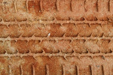 Kumda tekerlek izleri