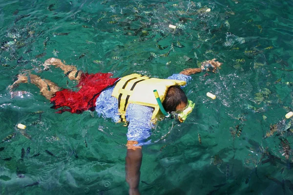 En man snorkling i tropisk lagun — Stockfoto