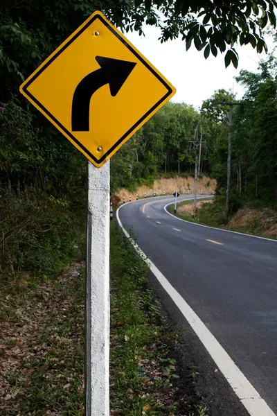 Carretera sinuosa y signo —  Fotos de Stock