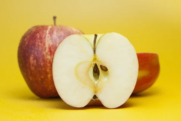 Roter Apfel mit geschnittenen Scheiben — Stockfoto