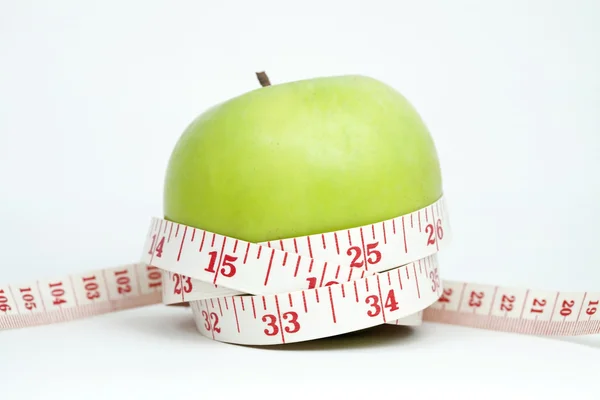 新鲜苹果与测量卷尺 — 图库照片