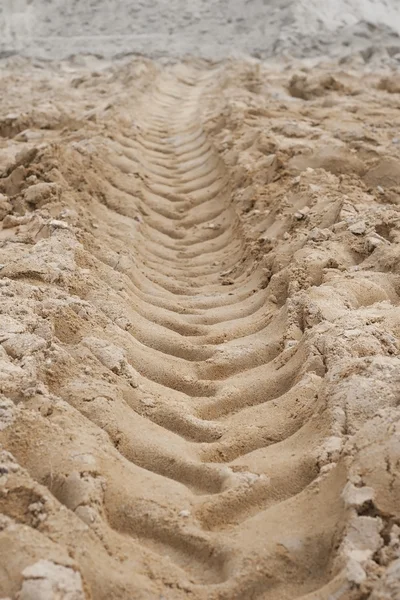 Bandensporen in het zand — Stockfoto