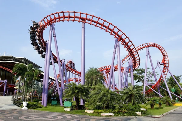 Lunapark treni yolculuğu.