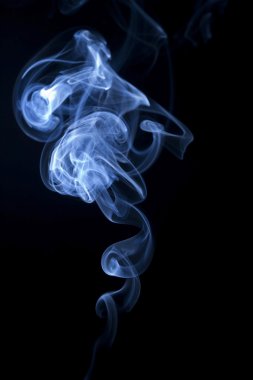 dumanı siyah arkaplanda