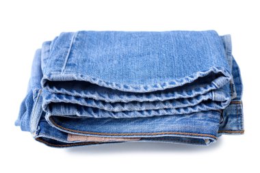 Beyaz arka planda mavi kot pantolon