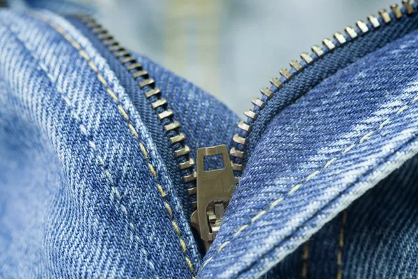 Zbliżenie zamek blue jeans — Zdjęcie stockowe