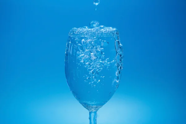 Pouring a glass of water — Stock Photo, Image