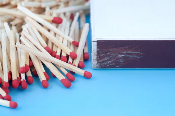 Streichhölzer und eine Streichholzschachtel — Stockfoto