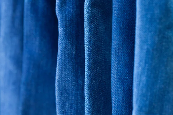Row of hanged blue jeans in a shop — Stock Photo, Image