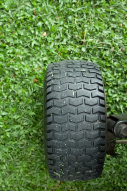 Yeşil çimenlerin üzerinde tekerlek