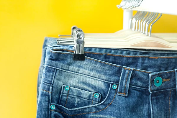 Fila di jeans azzurri appesi in un negozio — Foto Stock