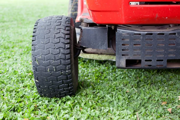 芝生芝刈り機、緑の芝生 — ストック写真