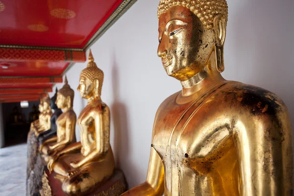 Buddha staty vid templet i bangkok — Stockfoto