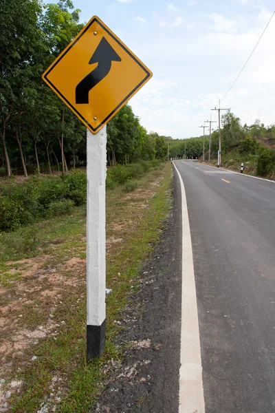 Slingrande vägskylt i thailand — Stockfoto