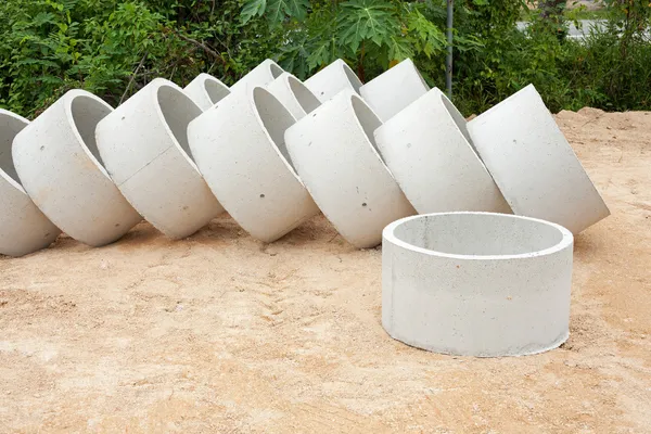 Sommige betonnen buizen in de grond — Stockfoto