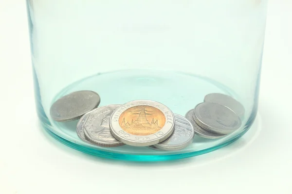 Thailändska mynt i glasflaska — Stockfoto