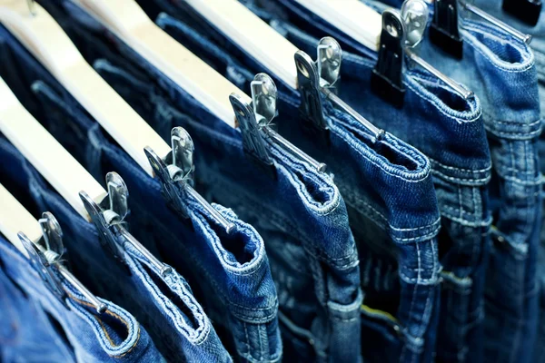 Reihe aufgehängter Blue Jeans — Stockfoto