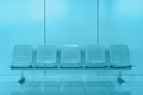 Rad av stol i modern kontorsbyggnad — Stockfoto