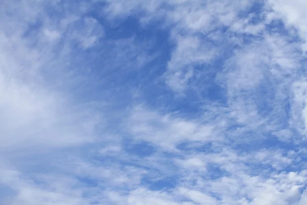 Blå himmel med skyer - Stock-foto