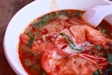 Tom yam koong erişte çorbası