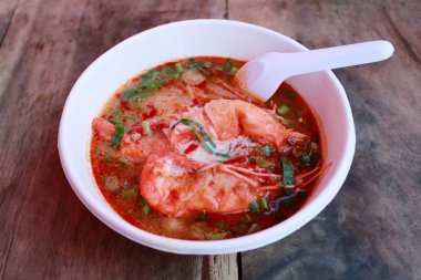Tom yam koong erişte çorbası