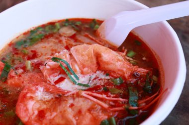 Tom yam koong erişte çorbası