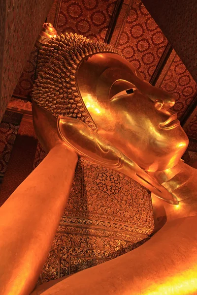 Statue en or de Bouddha inclinable à Wat Pho, Bangkok, Thaïlande — Photo