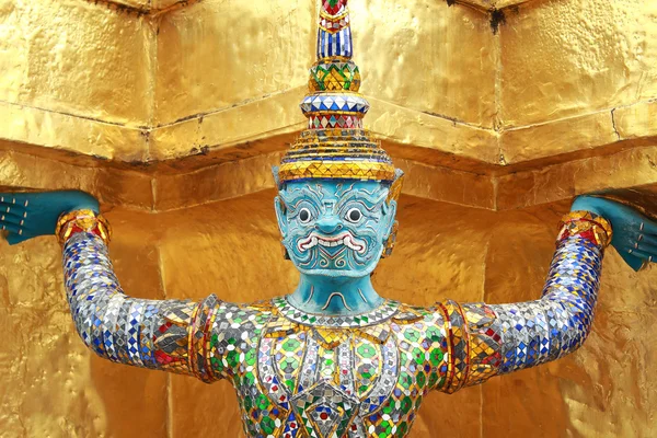 Obří socha Buddhy v luxusním paláci, Thajsko — Stock fotografie